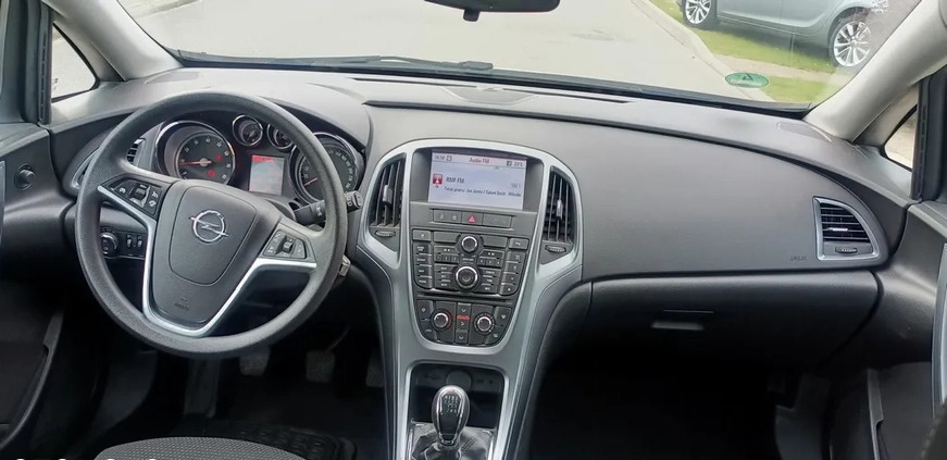 Opel Astra cena 28100 przebieg: 202000, rok produkcji 2013 z Staszów małe 154